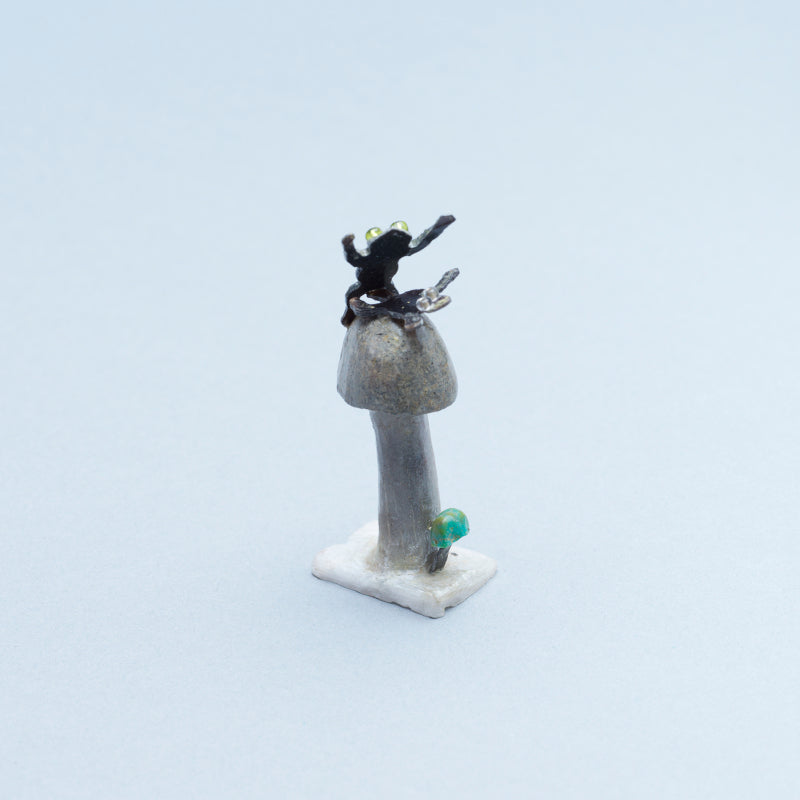 Ruben Najera: Antler, Two frogs on a mushroom