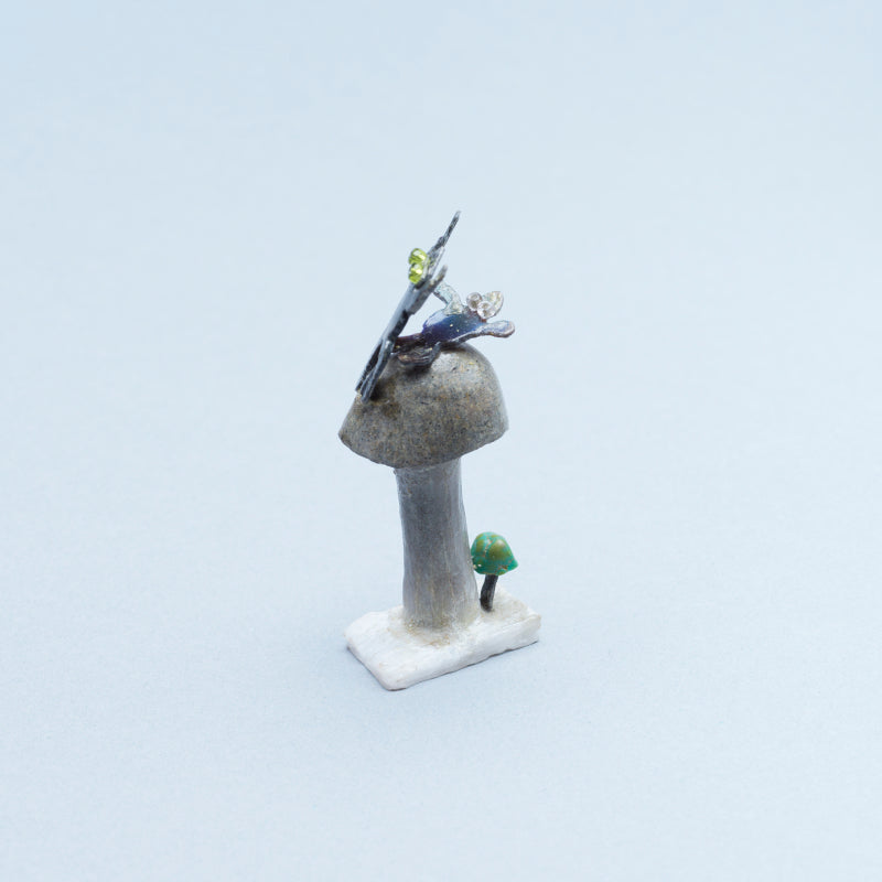 Ruben Najera: Antler, Two frogs on a mushroom